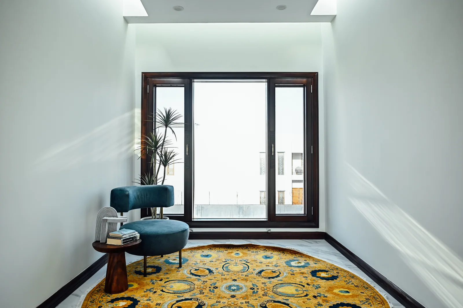 Daylight, planting and layered materials in the Ghalib residence