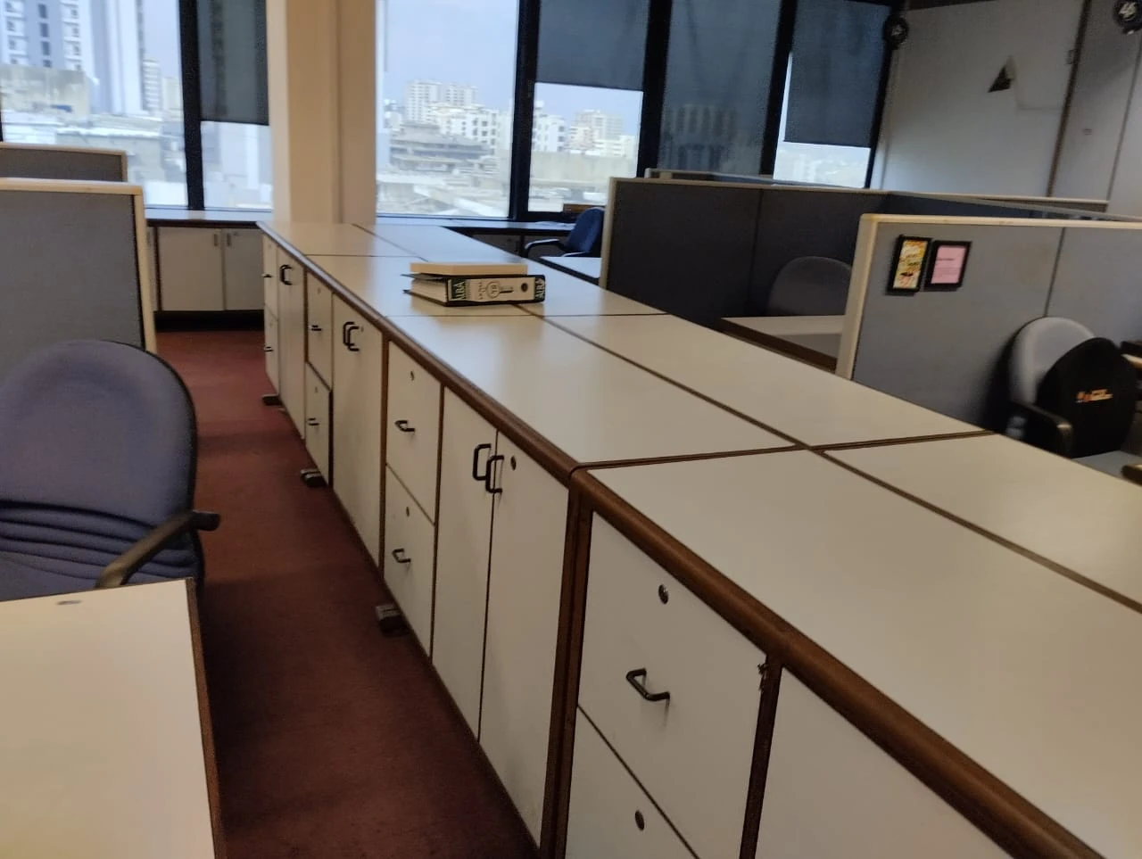 PSO 6th & 7th: Continuous storage separates desks beside the perimeter windows. Existing condition · 28 January 2023.