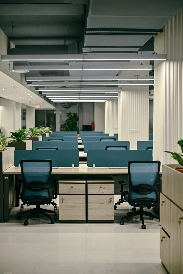 PSO 6th & 7th: Blue desk screens beneath repeated lines of light. 6th–7th-floor interior photography.
