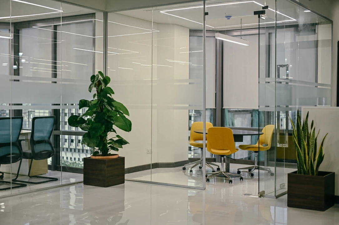 PSO 6th & 7th: Yellow meeting chairs inside a glazed corner room. 6th–7th-floor interior photography.