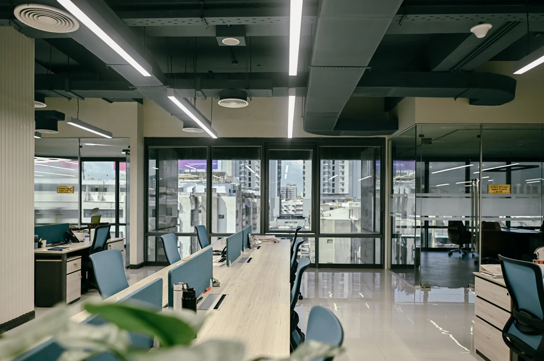 PSO 6th & 7th: Shared worktops lead towards the glazed perimeter. 6th–7th-floor interior photography.