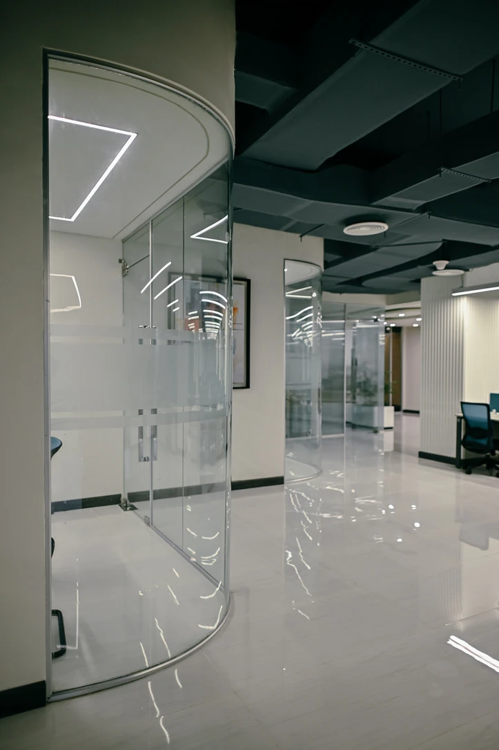 PSO 6th & 7th: Curved glazing guides the view around a meeting room. 6th–7th-floor interior photography.