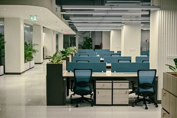 PSO 6th & 7th: Shared desks beside a broad circulation route. 6th–7th-floor interior photography.