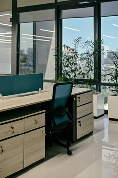 PSO 6th & 7th: A workstation beside the windows and planting. 6th–7th-floor interior photography.