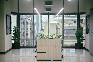 PSO 6th & 7th: Storage and planting stand before the window wall. 6th–7th-floor interior photography.