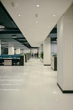 PSO 6th & 7th: A straight corridor beneath a continuous pale ceiling strip. 6th–7th-floor interior photography.