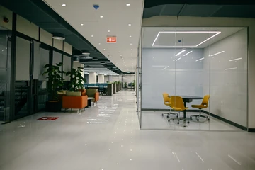 PSO 6th & 7th: A yellow meeting setting beside the main corridor. 6th–7th-floor interior photography.
