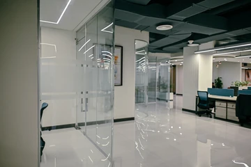 PSO 6th & 7th: Curved glass meets the open workstation floor. 6th–7th-floor interior photography.
